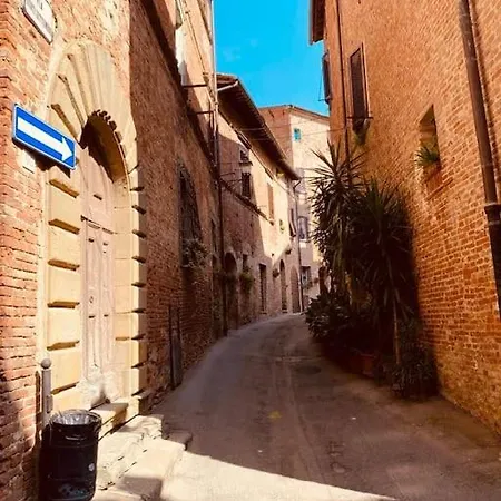 Vicolo Curtatone 30 *